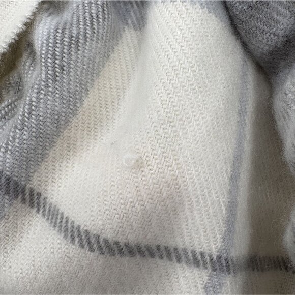 L.E.I. Women's Plaid Fringe Scruchy Scarf Gray & White Lightweight Soft Y2k - Picture 4 of 4